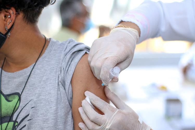 Confira os públicos atendidos na vacinação contra Covid-19 neste sábado (11)