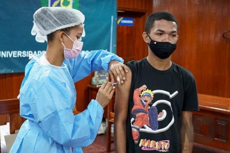Adolescentes de 15 anos sem comorbidades serão vacinados contra covid-19 neste sábado (28)