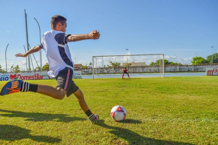 Peneira de delegação goiana de futebol reúne atletas infanto-juvenis no Estádio Zerão