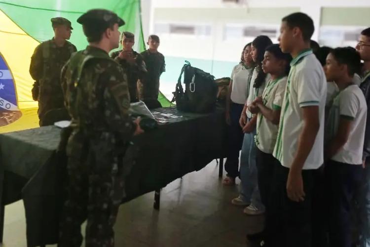 Alunos da Escola Estadual Maria Neusa do Carmo visitam o 24º BIS, em Macapá, e vivenciam rotina do Exército Brasileiro