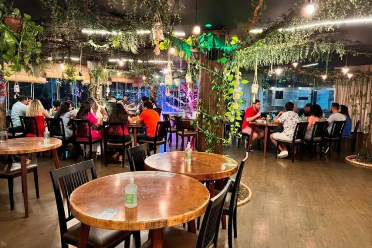 Réveillon 2026 deve movimentar mais de R$ 300 milhões no setor de bares e restaurantes, impulsionando a economia do estado