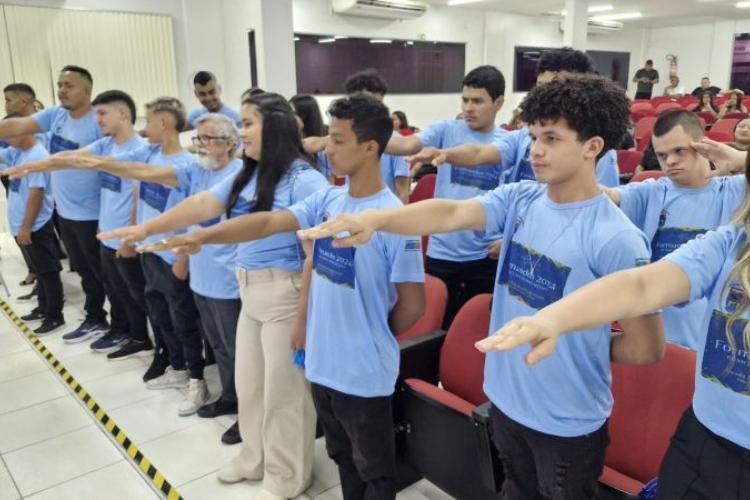 Com apoio do Governo do Estado, estudantes jovens e adultos da Escola Estadual Paulo Freire celebram formatura, em Macapá