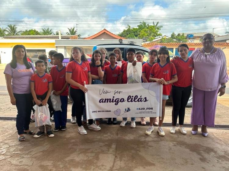Em Santana, alunos da escola Jardim de Deus realizam entrega de kits à mulheres vítimas de violência