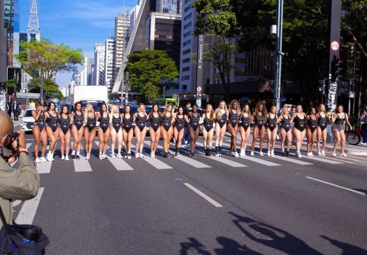 Candidatas ao título de ‘Miss Bumbum Brasil 2026’ participam da tradicional corrida na Avenida Paulista