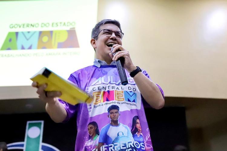 Senador Randolfe leciona aula de revisão para o ENEM e celebra conquista inédita no Bailique