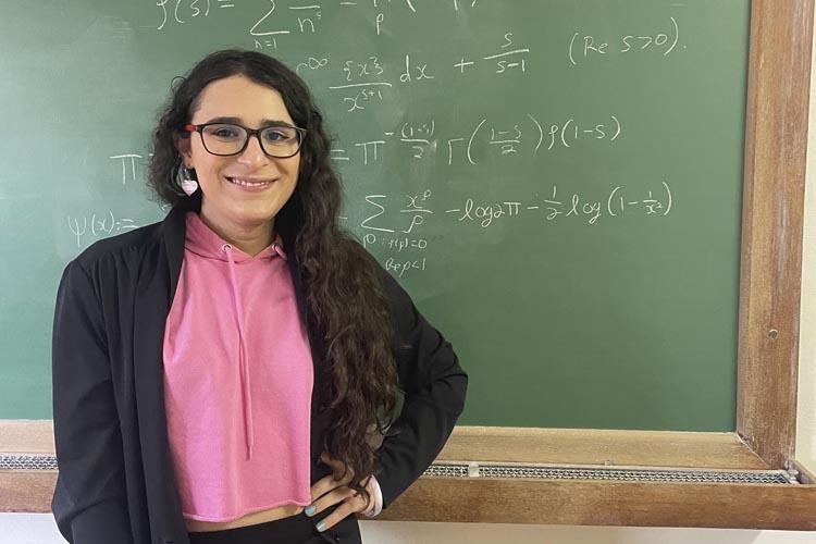 Quem é a primeira mulher a conquistar o Prêmio Gutierrez de Melhor Tese em Matemática?