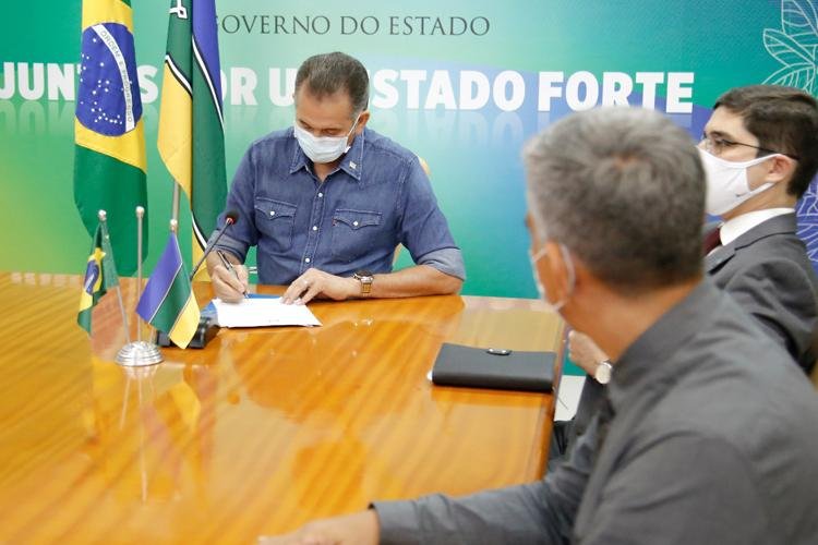Waldez sanciona lei que autoriza Governo do Estado pagar a conta de água dos amapaenses em dezembro