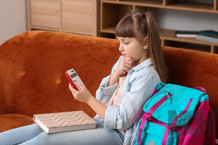 Ensinar uma criança a poupar é importante, defende educador
