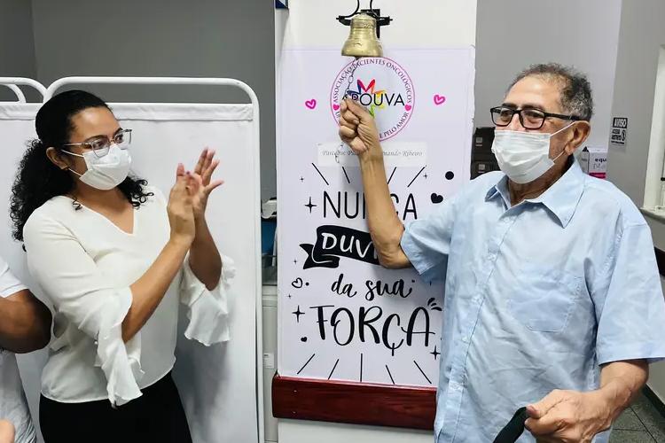 Radialista toca o sino e celebra fim da quimioterapia na rede oncológica do Amapá 