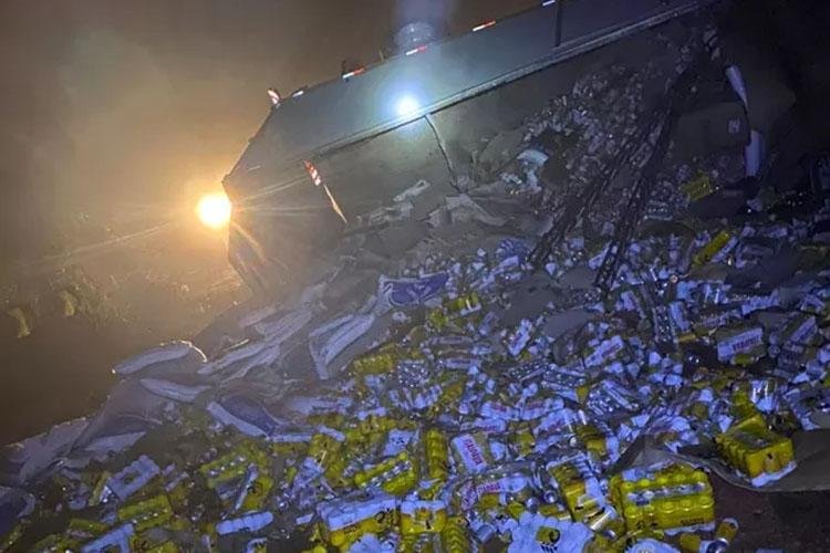 Caminhão carregado de cerveja tomba em ponte de trecho sem asfalto da BR-156, no Amapá