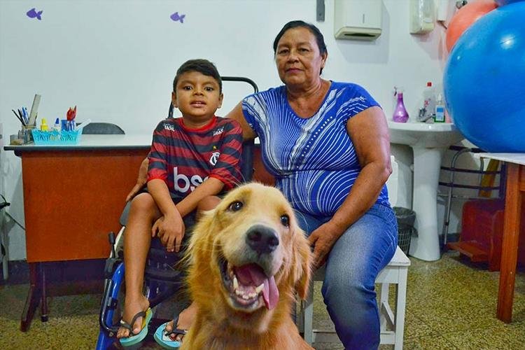Cães do Bope ajudam na reabilitação de crianças atendidas no Creap