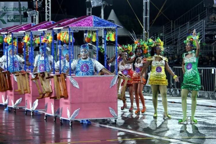 Com o enredo "A Vida é uma Feira", Embaixada de Samba Cidade de Macapá abre os desfiles no Amapá
