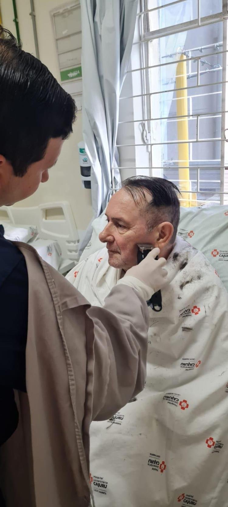 Enfermeiro transforma corte de cabelo em resgate à autoestima de pacientes em hospital 100% SUS