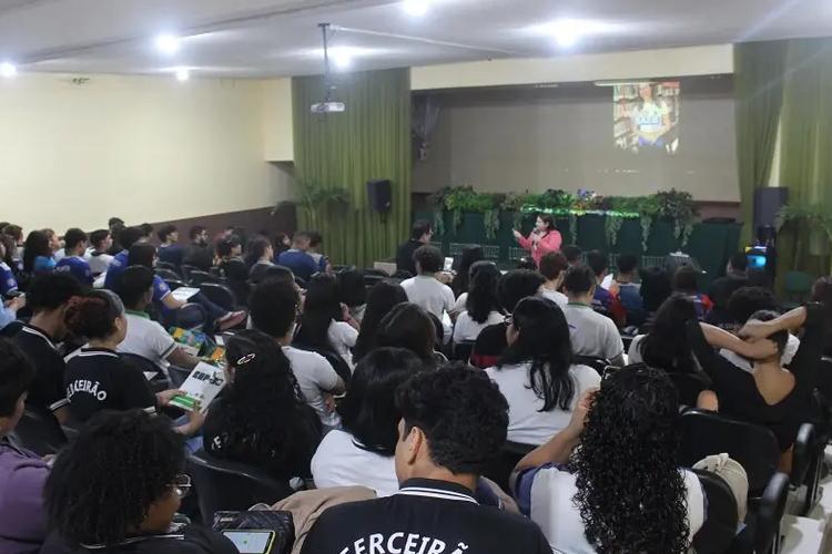 Mais de 100 lideranças estudantis do Amapá participam de encontro sobre justiça climática como direito da criança e do adolescente