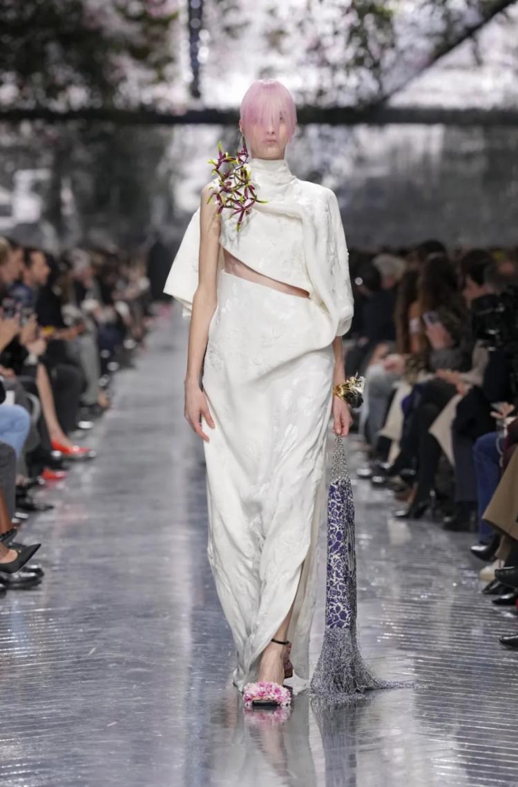 Nova top, brasileira é destaque do desfile da Dior!