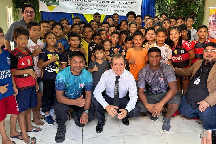 Justiça do Amapá entrega 253 itens esportivos à Associação Futuro Camisa 7, na Fazendinha