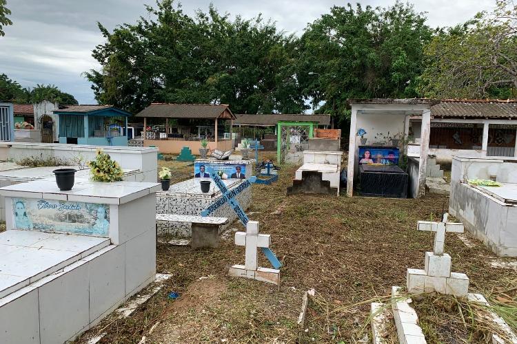 Prefeitura de Santana inicia ação de limpeza nos cemitérios para o Dia dos Pais