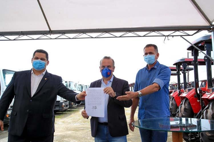 Saneamento e agricultura: governador Waldez e presidente do Senado Davi apoiam municípios com projeto de lei e maquinário