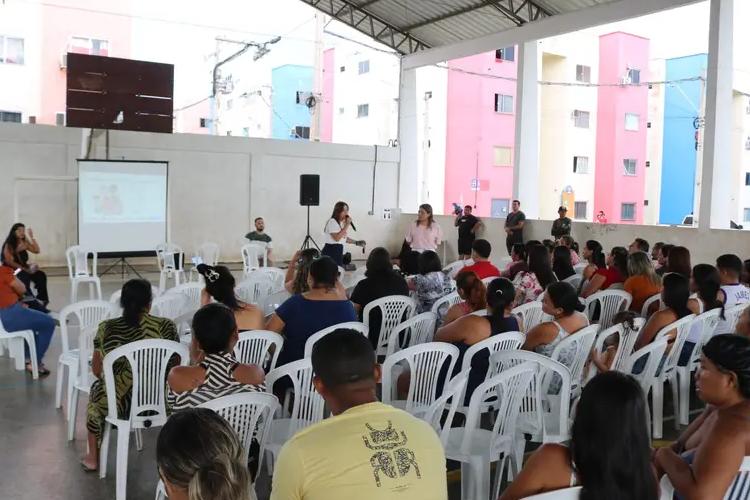 Governo do Estado discute com moradores funcionamento de escola no Vila dos Oliveiras, em Macapá
