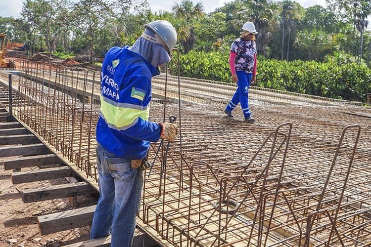Nova Duca Serra: laje da ponte é construída com concreto e ferragens