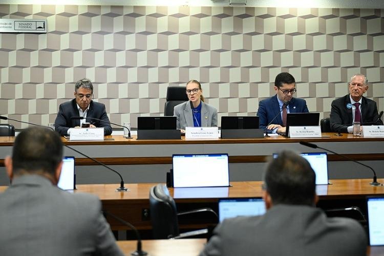 CMA: 'Tarifaço' afeta soberania, enquanto terras-raras oferecem riscos e oportunidades