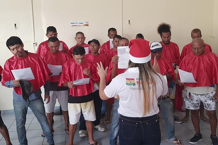 Usuários do Centro POP formam coral e apresentam-se em evento natalino