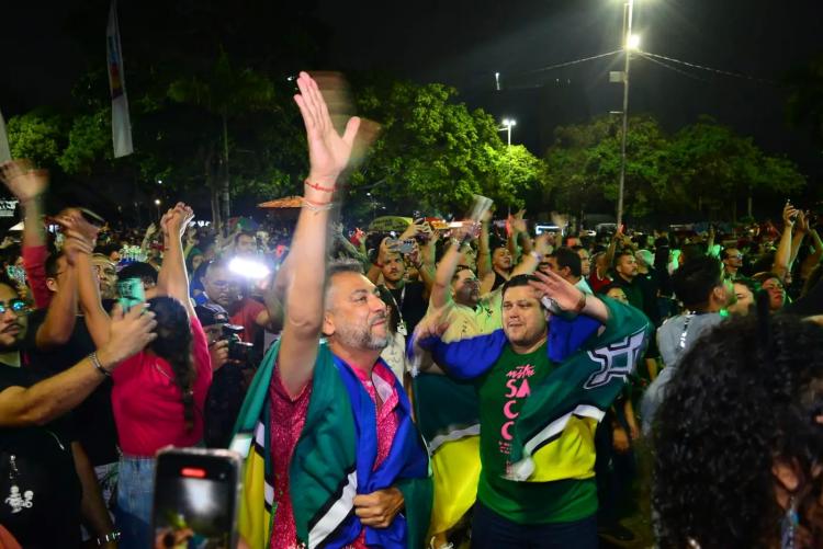 Telão instalado em Macapá conecta o povo daqui ao povo de lá para assistir ao desfile da Estação Primeira de Mangueira