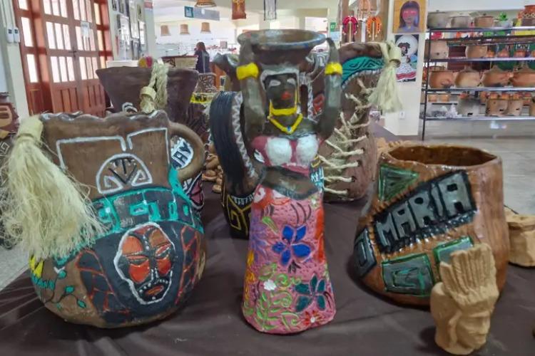 Estudantes da rede pública expõem obras artesanais de matriz africana na Casa do Artesão, em Macapá