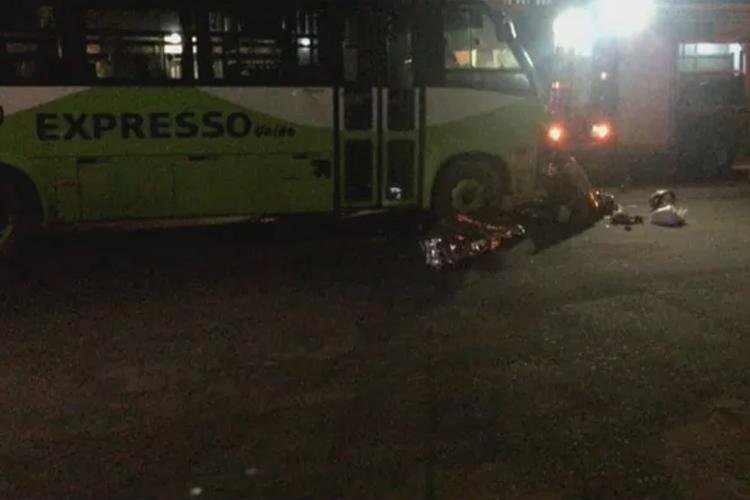 Passageira de moto morre em acidente de trânsito com ônibus, em trecho sinalizado em Macapá