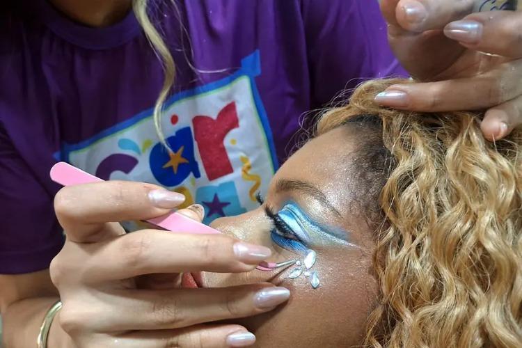 Carnaval 2026: Governo do Amapá fomenta geração de renda para trancistas e maquiadoras no Sambódromo