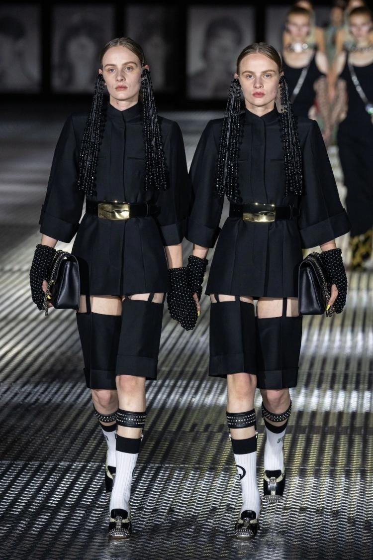Gêmeas idênticas, brasileiras fazem sucesso na moda internacional!
