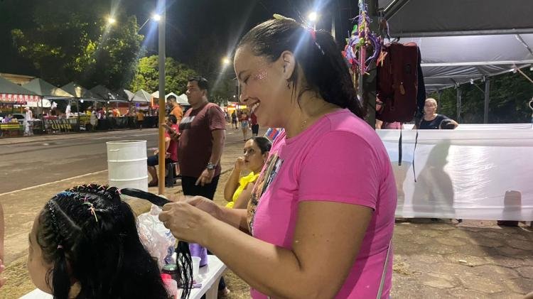 CRAS de Santana leva estande de tranças para corredor da folia