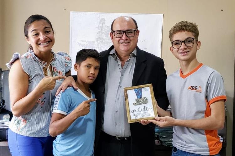 Promotor de justiça recebe homenagem de professoras de escola estadual