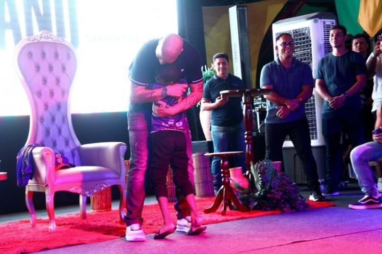 Adriano "Imperador" encanta fãs e participa de roda de conversa durante a 53ª Expofeira do Amapá