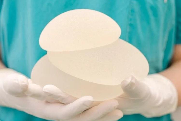 Prótese de silicone cai? Entenda a durabilidade e necessidade de troca