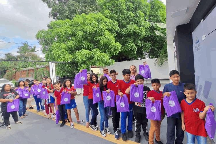"Amigo Lilás": Secretaria das Mulheres de Santana entrega kits de higiene para vítimas de violência doméstica