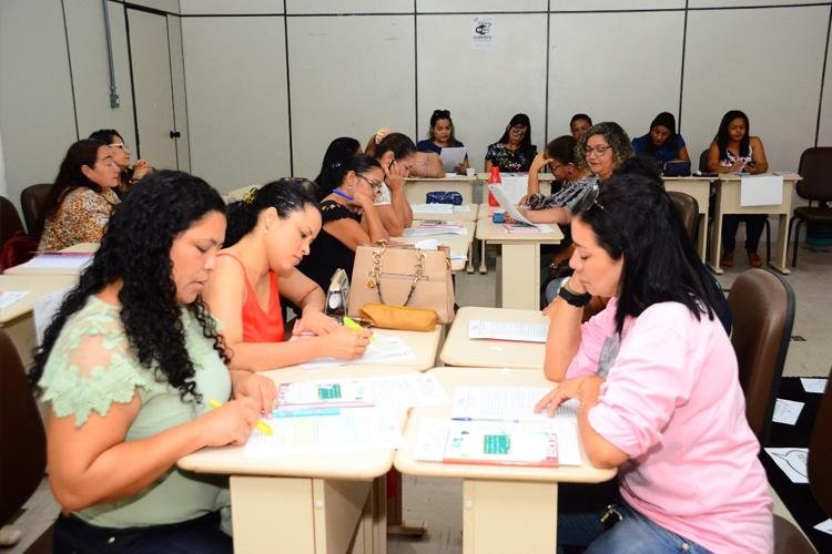 Professores da rede pública recebem formação para trabalhar escrita e leitura de alunos do ensino básico