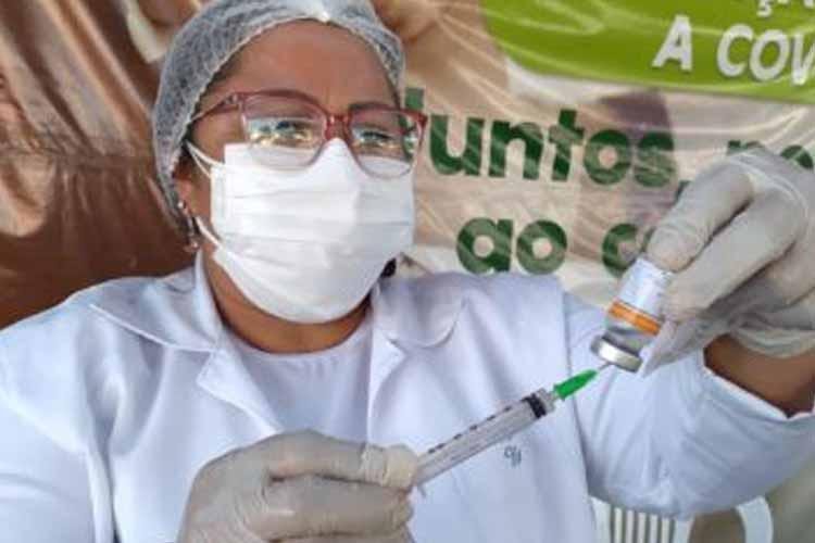 CoronaVac: Santana segue aplicação de 2ª dose para idosos com 63 e 64 anos