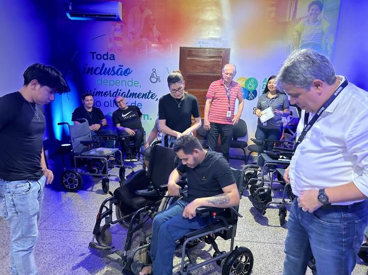 Grupo Equatorial entrega dez cadeiras motorizadas à ADFAP em Macapá