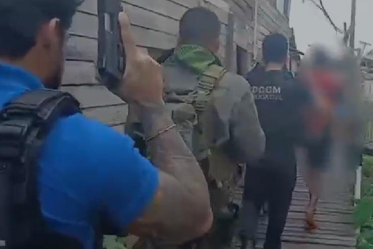 Em Santana, ação da Polícia Civil e do GTA prende líder de organização criminosa e apreende arma e drogas