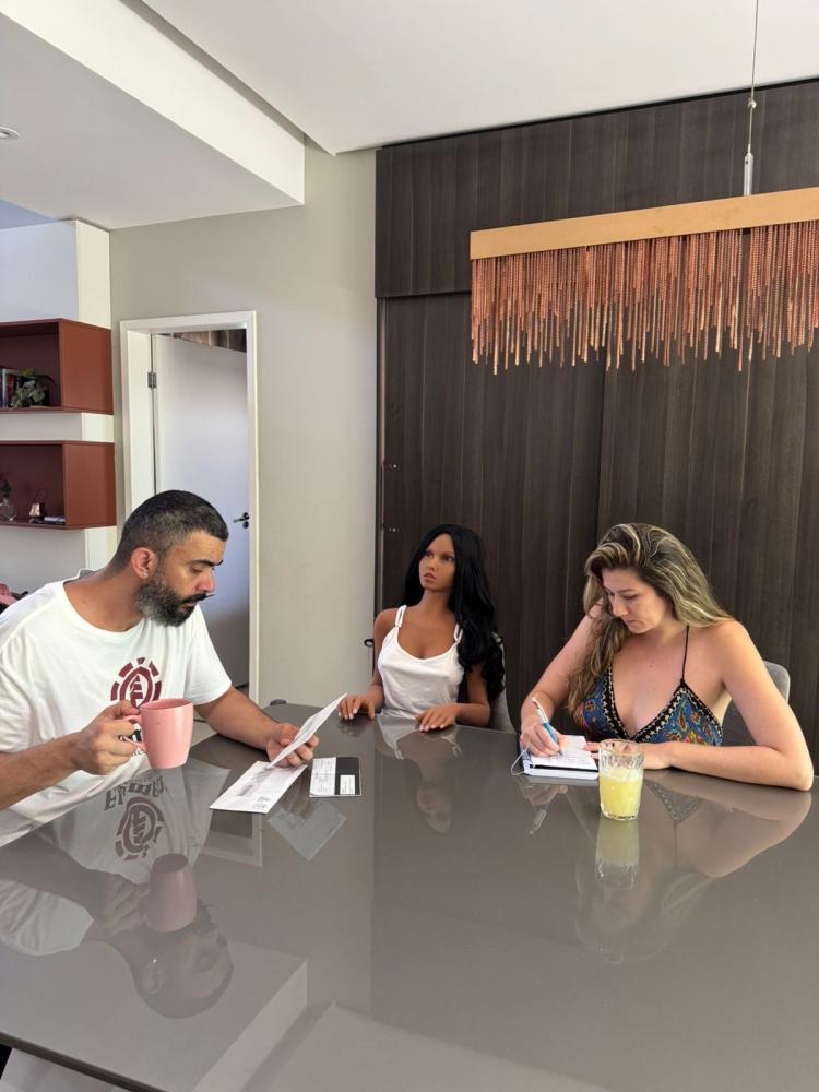 Casal de influenciadores “se casa” com boneca realista e diz que relação já dura três meses