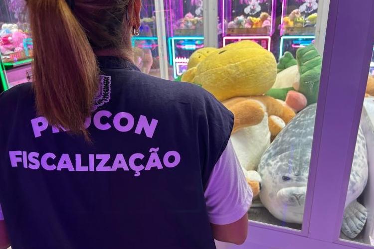 Operação Dia das Crianças: Procon-AP fiscaliza parques e máquinas de pelúcias nos shoppings de Macapá