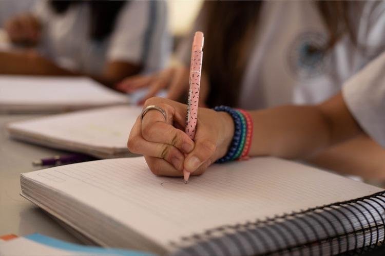 Novos dados do Índice de Inclusão Educacional (IIE) mostram que apenas 15,5% dos jovens brasileiros terminam o Ensino Médio na idade certa e com proficiência mínima em Português e Matemática
