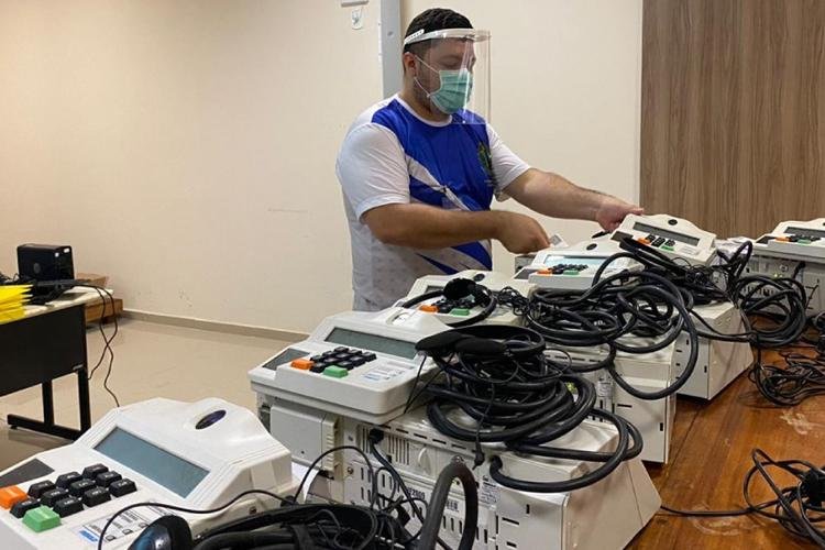 TRE-AP inicia carga e lacre das urnas para o segundo turno