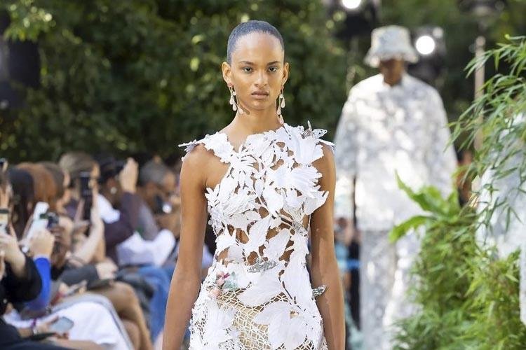 Jovem que trabalhava como trancista estreia na temporada de moda internacional!