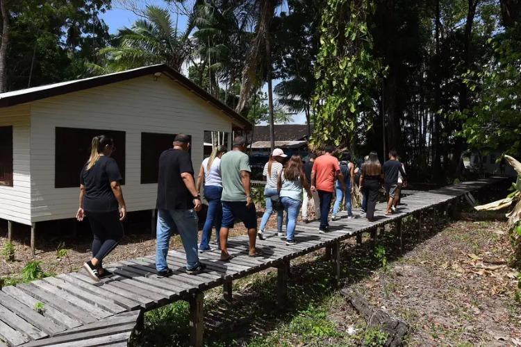 Caravana da Educação chega ao Arquipélago do Bailique e reforça investimentos na rede estadual