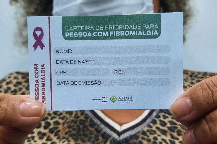 Governo entrega carteira de prioridade para pacientes com fibromialgia; saiba como adquirir