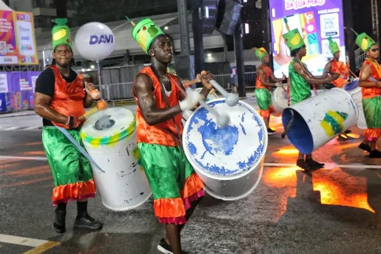 Bloco da Guiana Francesa agita Carnaval do Meio do Mundo 2025 durante primeiro dia de desfiles no Sambódromo de Macapá